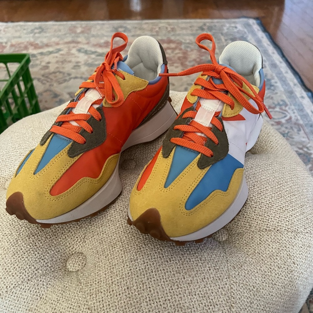 New balance 327.  Unisex size 8 . Great fall colers